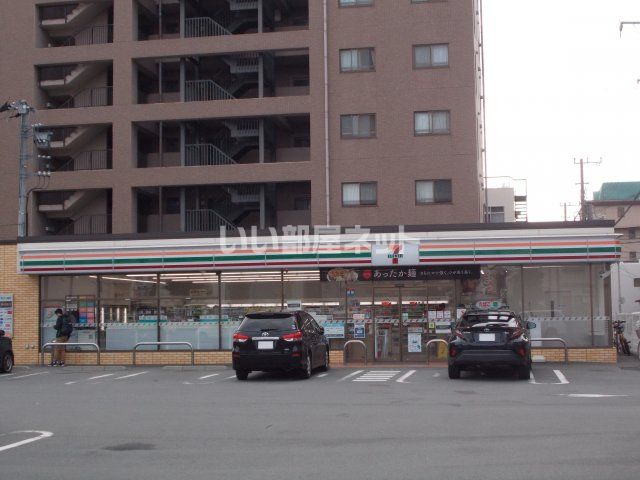 近くのコンビニまで1,046m（徒歩14分）