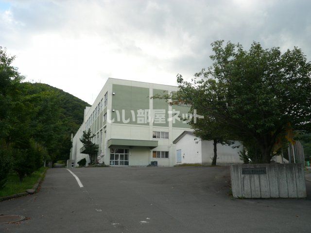 近くの手稲西小学校まで1,643m(徒歩21分)