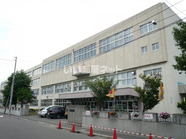 近くの小学校まで126m（徒歩2分）