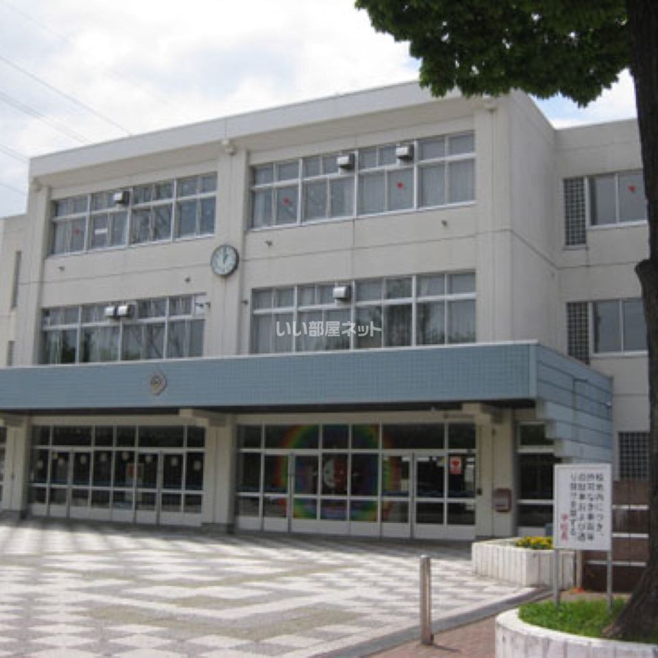 近くの北野台中学校まで887m(徒歩12分)