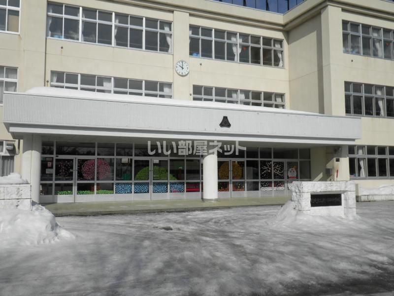 近くの新川西中学校まで580m(徒歩8分)