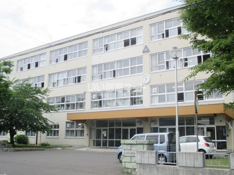 近くの新琴似北中学校まで549m（徒歩7分）
