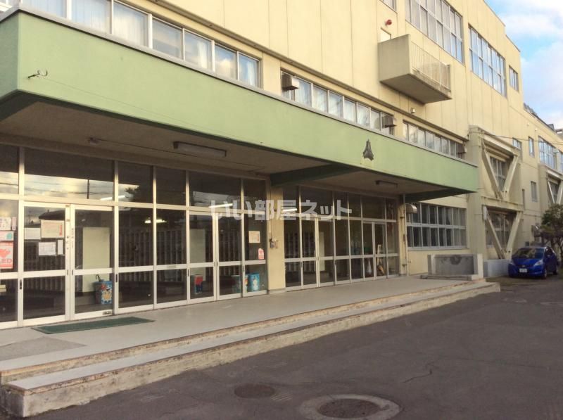 近くの札苗中学校まで1,585m（徒歩20分）