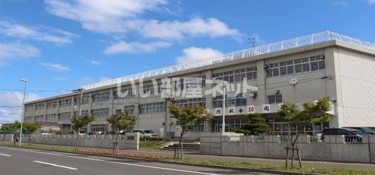 近くの札苗北中学校まで441m（徒歩6分）