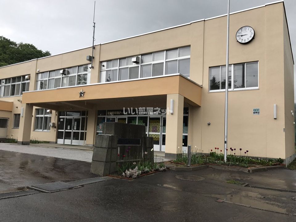 近くの簾舞中学校まで1,047m（徒歩14分）