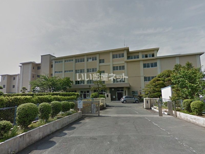 近くの浜松市立飯田小学校まで995m（徒歩13分）