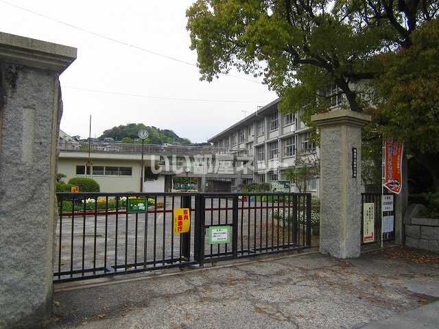 近くの小学校まで426m（徒歩6分）