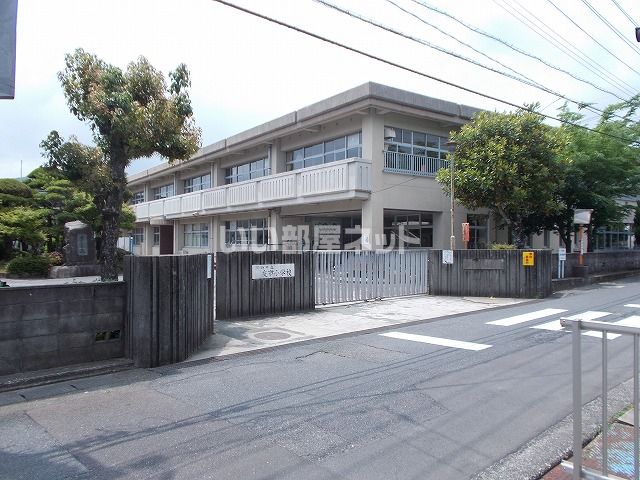 近くの夜市小学校まで227m（徒歩3分）