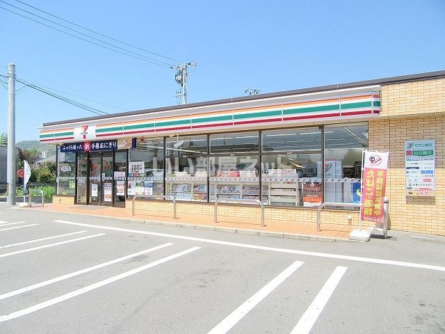 近くのコンビニまで556m（徒歩7分）