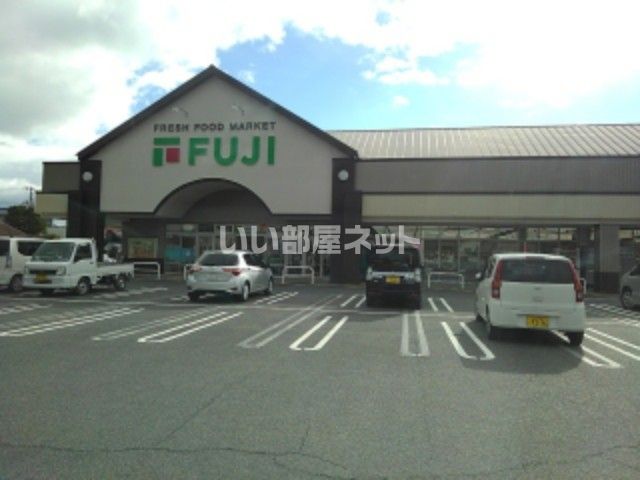 近くのスーパーまで996m（徒歩13分）