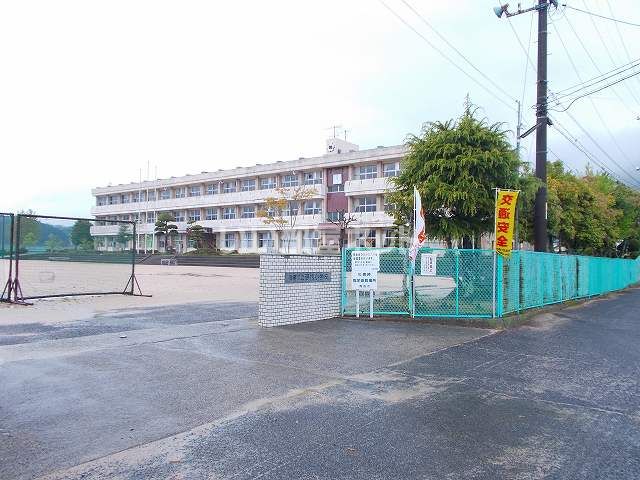 近くの沼城小学校まで1,422m（徒歩18分）