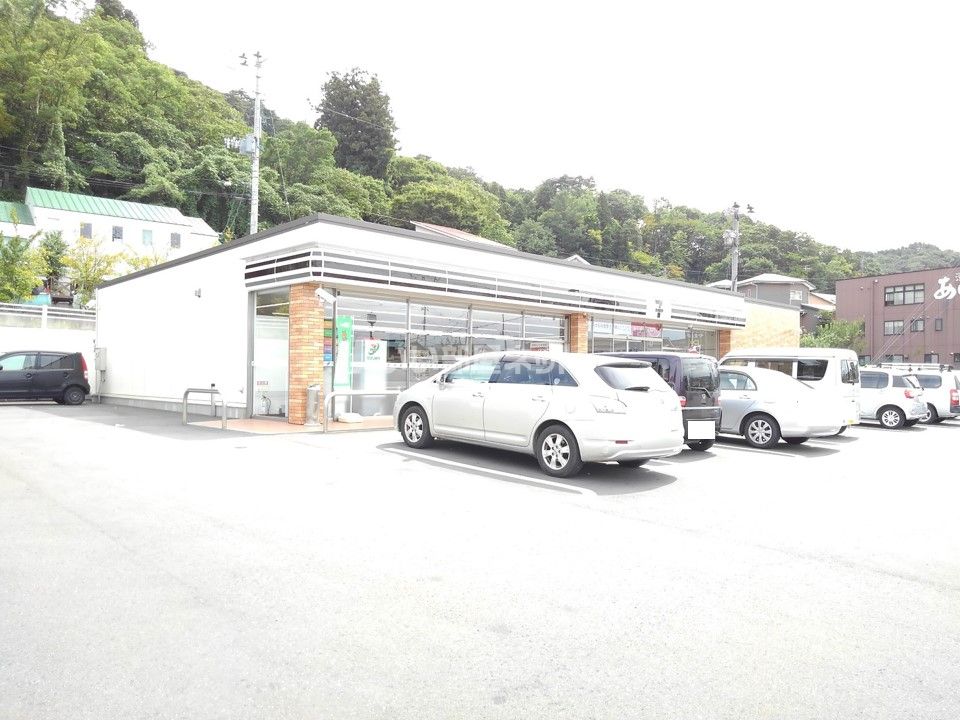 近くのコンビニまで392m（徒歩5分）