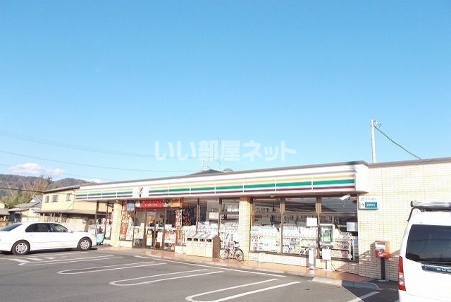 近くのコンビニまで529m（徒歩7分）