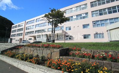 近くの手稲西中学校まで1,472m(徒歩19分)