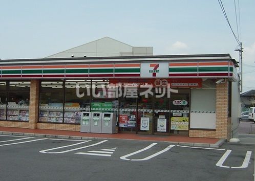近くのコンビニまで691m（徒歩9分）