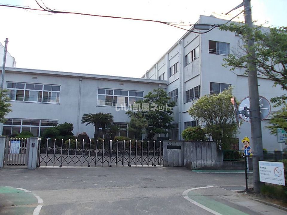 近くの小学校まで742m（徒歩10分）