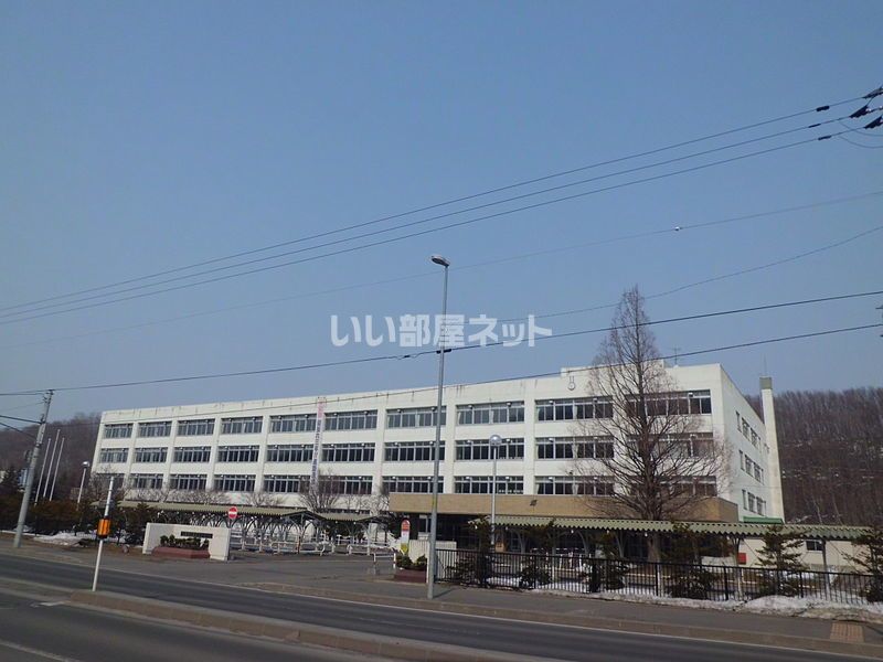 近くの札幌真栄高等学校まで4,408m（徒歩56分）