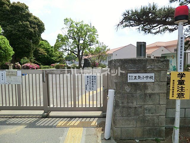 近くの小学校まで646m（徒歩9分）