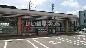 近くのコンビニまで543m（徒歩7分）