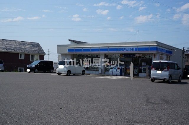近くのコンビニまで247m（徒歩4分）