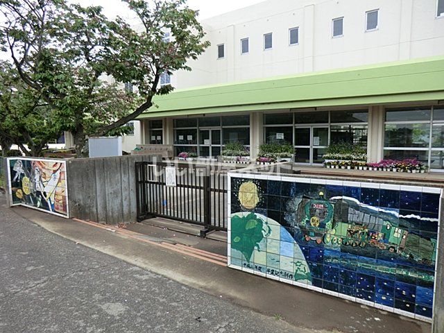 近くの小学校まで1,193m（徒歩15分）