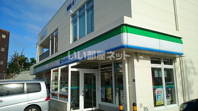 近くの沖縄ファミリーマート 中部商業高校前店まで421m(徒歩6分)