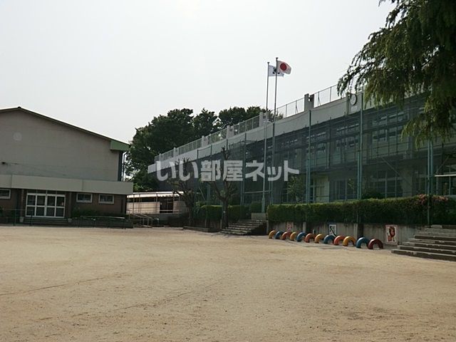 近くの小学校まで1,412m（徒歩18分）