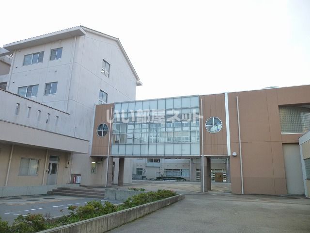 近くに中学校あり