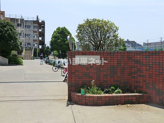 近くの亀久保小学校まで849m(徒歩11分)
