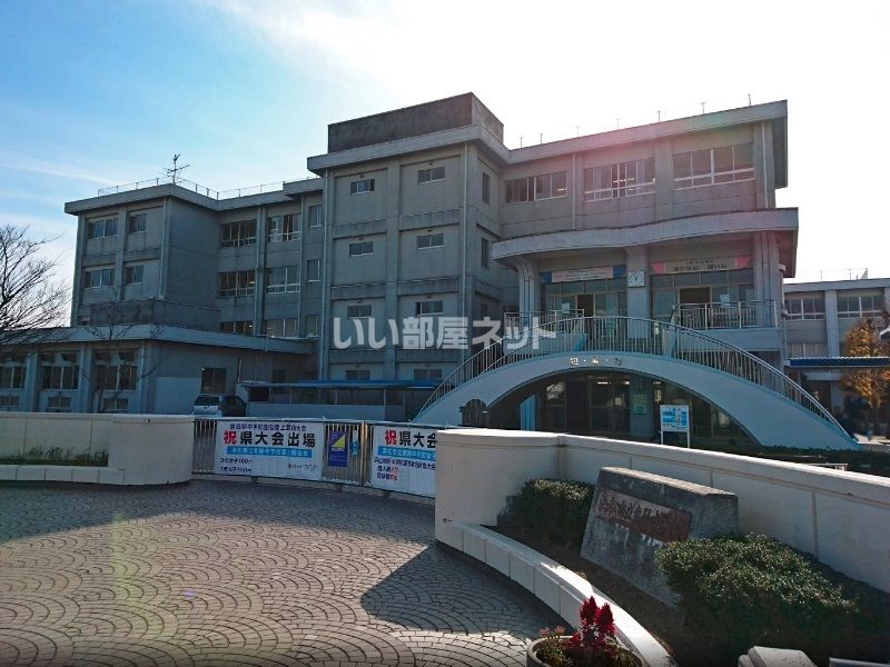 近くの浜松市立東陽中学校まで576m（徒歩8分）