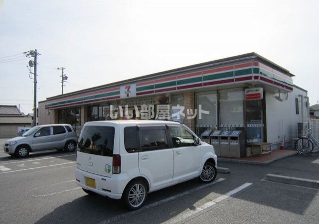 近くのコンビニまで832m（徒歩11分）