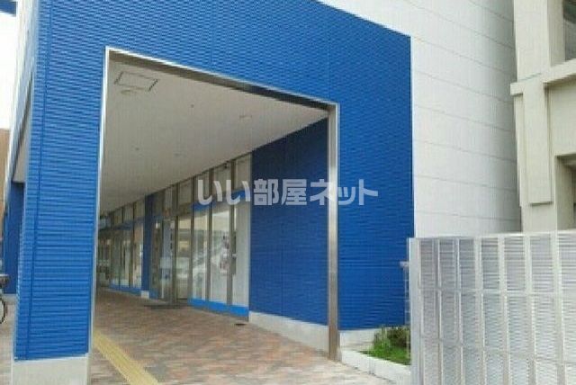 近くの銀行まで1,121m（徒歩15分）