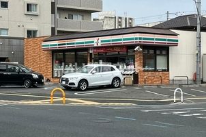 近くのコンビニまで244m（徒歩4分）