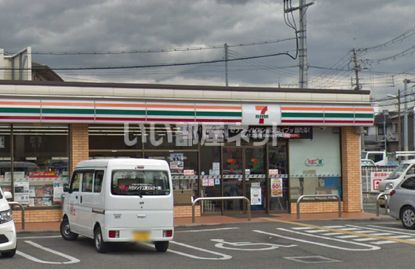 近くのコンビニまで593m（徒歩8分）