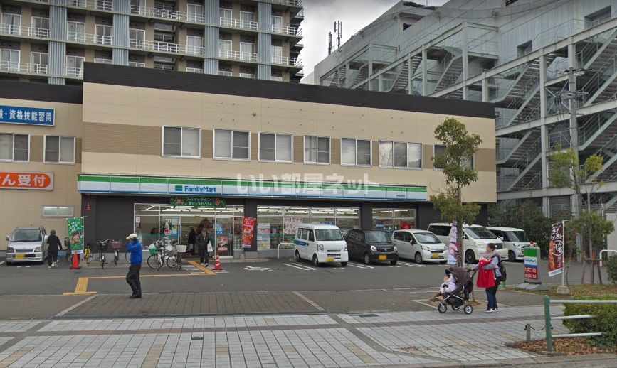 近くのコンビニまで826m（徒歩11分）