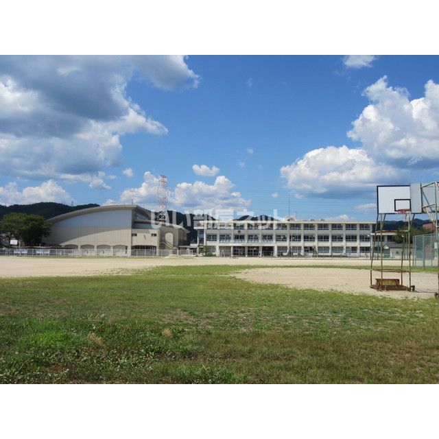 近くの川辺町立川辺中学校まで706m（徒歩9分）