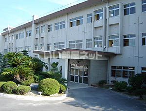 近くの山口市立秋穂小学校まで1,932m（徒歩25分）