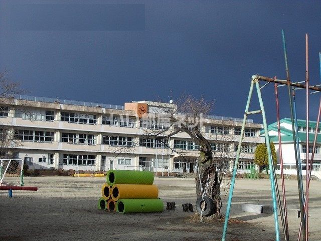 近くの那須塩原市立西小学校まで302m(徒歩4分)