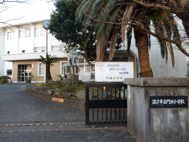 近くに沼津市立門池小学校あり