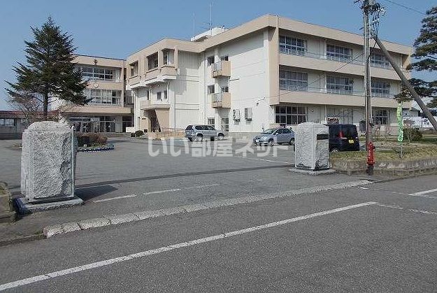 近くの鶴岡市立藤島小学校まで420m(徒歩6分)