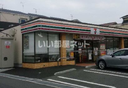 近くのコンビニまで678m（徒歩9分）