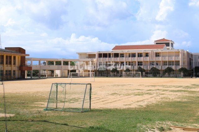 近くのうるま市立石川中学校まで1,161m（徒歩15分）