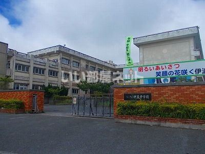 近くのうるま市立伊波中学校まで1,228m（徒歩16分）