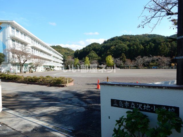 近くの三島市立沢地小学校まで1,259m(徒歩16分)