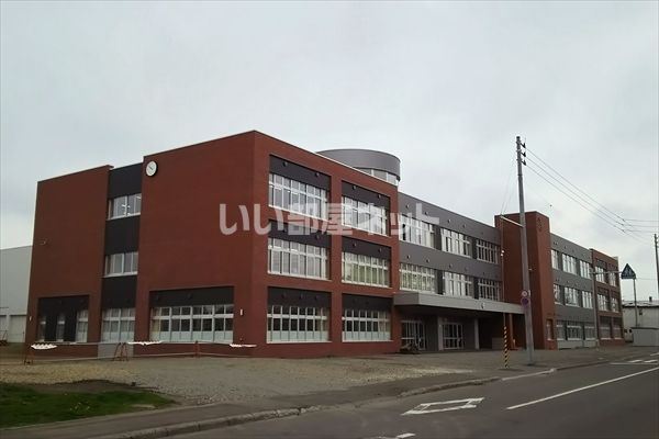 近くの江別第一小学校まで1,045m(徒歩14分)