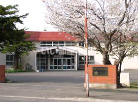 近くの小学校まで1,241m（徒歩16分）