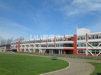 近くに小学校あり