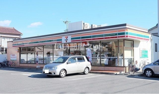 近くのコンビニまで359m（徒歩5分）