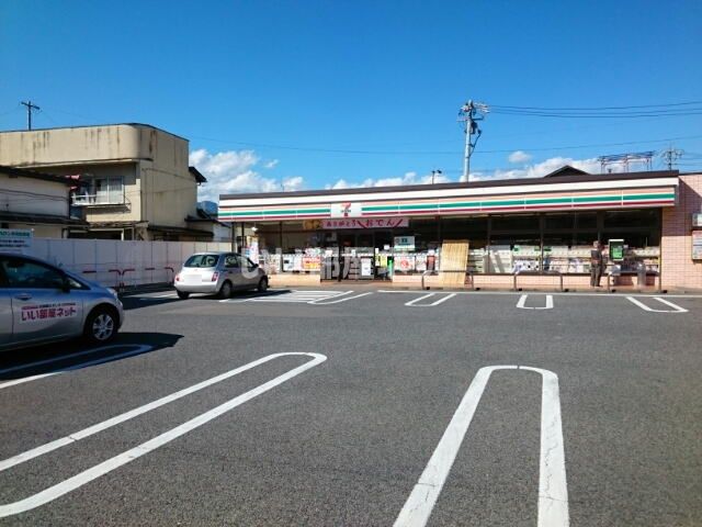 近くのコンビニまで961m（徒歩13分）