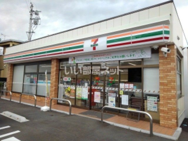 近くのコンビニまで496m（徒歩7分）